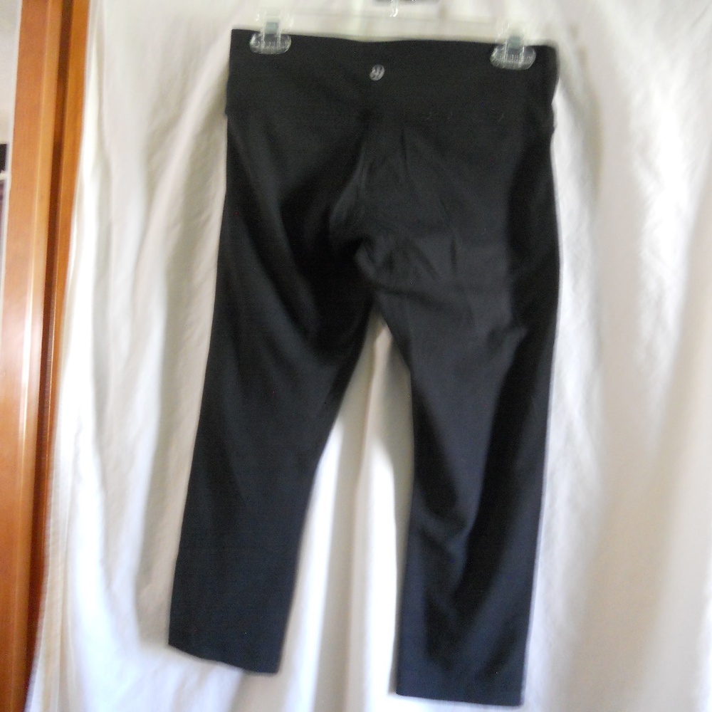 Lululemon Solid Black Crop Workout Pant 8 106259 - image 3